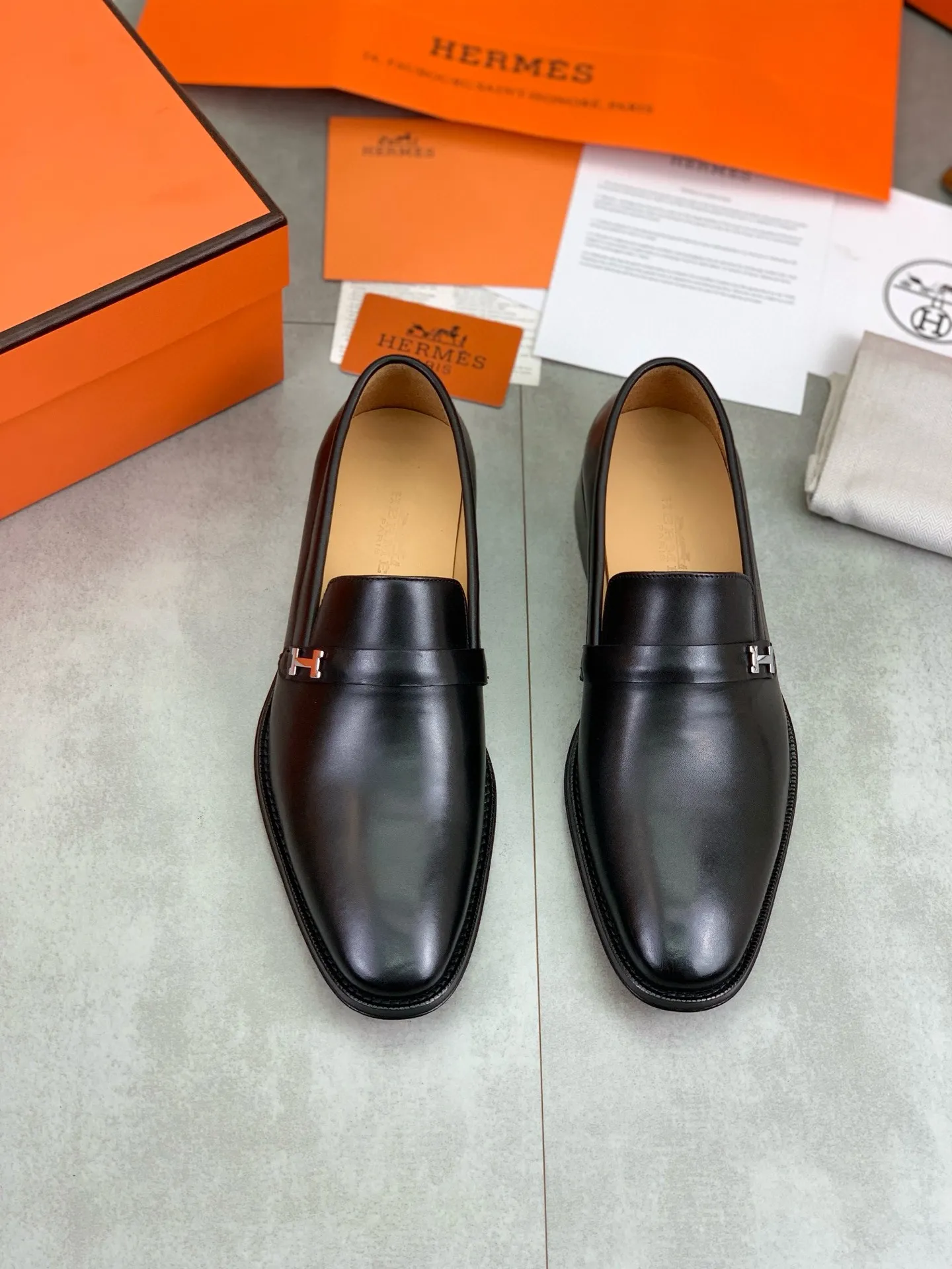 Factory price P960 💰Top version 💎💎💎 Original leather outsole Brand: Hermès (Hermès) Standard code: Men's size 39-44 (38, 45 can be customized) Grade: Same as the official website Original quality materials: Original soft calfskin Water-dyed cowhide lining Original Italian leather outsole Style categories: Men's fashion Formal casual leather shoes Slip-on men's shoes series Young fashion European and American trends, British style, colors: multiple options, counter packaging